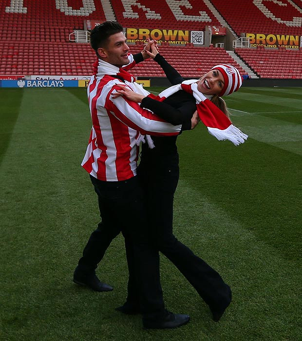 Những ngày này, Abbey đang rất bận rộn với chương trình khiêu vũ 'Strictly Come Dancing. Mấy ngày trước, cô cùng bạn nhảy Aljaz Skorjanec tới sân Britannia của Stoke City nhằm lôi kéo thêm sự ủng hộ cho họ trong chương trình khiêu vũ.