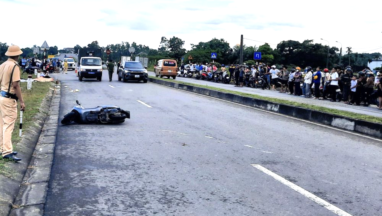 Lực lượng chức năng phân luồng giao thông, điều tra nguyên nhân vụ tai nạn. Ảnh: DL