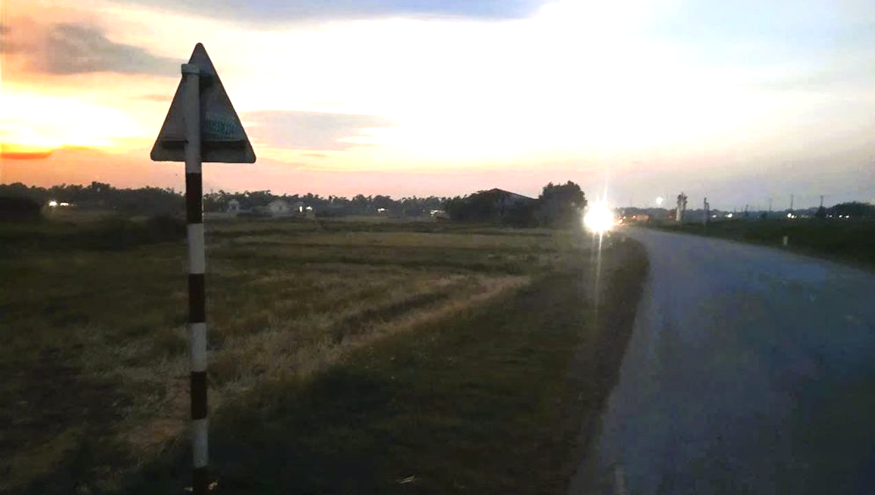 Đoạn tuyến quốc lộ 49C xảy ra sự việc nam shipper P.A.T. không may bị sét đánh trúng Đoạn tuyến quốc lộ 49C xảy ra sự việc nam shipper P.A.T. không may bị sét đánh trúng