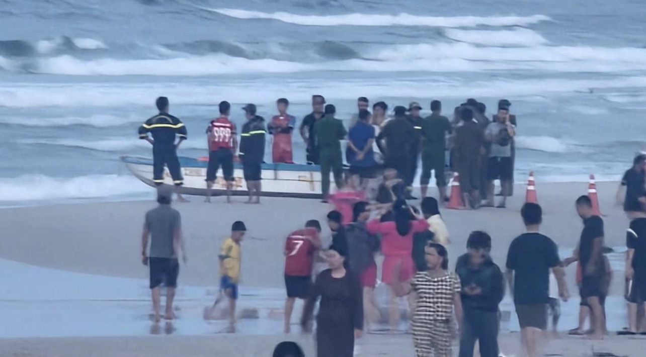 Lực lượng chức năng tổ chức tìm kiếm anh N.L.L.S bị đuối nước, mất tích khi tắm biển. Ảnh: CA