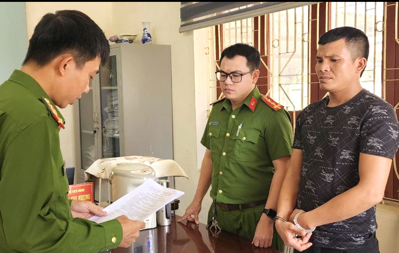 Cơ quan Công an đọc lệnh khởi tố bị can đối với Nguyễn Văn Hùng Cơ quan Công an đọc lệnh khởi tố bị can đối với Nguyễn Văn Hùng