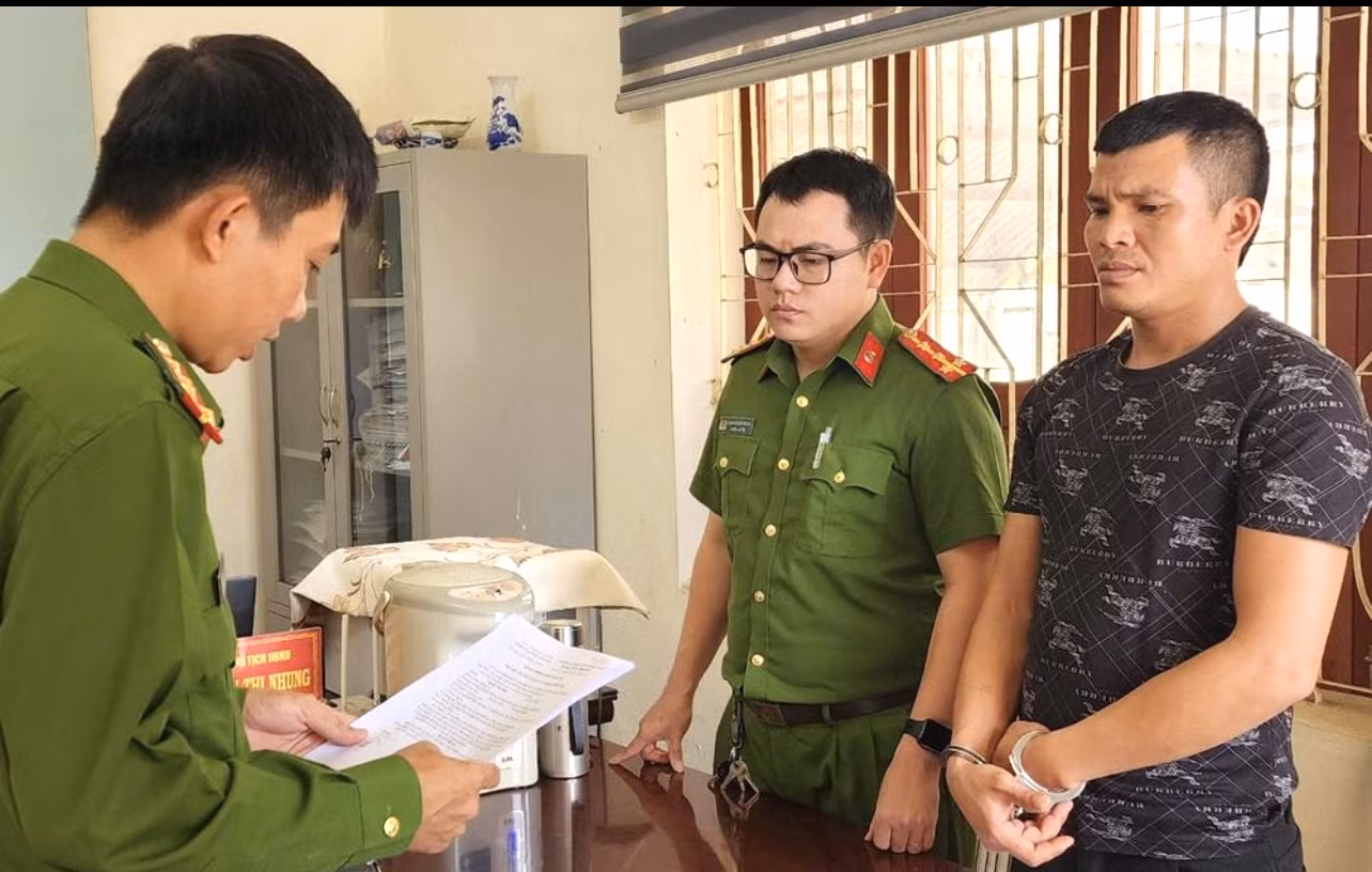 Cơ quan Công an đọc lệnh khởi tố bị can đối với Nguyễn Văn Hùng