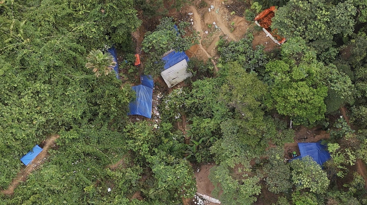 Lán trại của “vàng tặc” được dựng lên ở khu vực Khe Dẻ, xã Vĩnh Ô, huyện Vĩnh Linh, tỉnh Quảng Trị. Lán trại của “vàng tặc” được dựng lên ở khu vực Khe Dẻ, xã Vĩnh Ô, huyện Vĩnh Linh, tỉnh Quảng Trị.