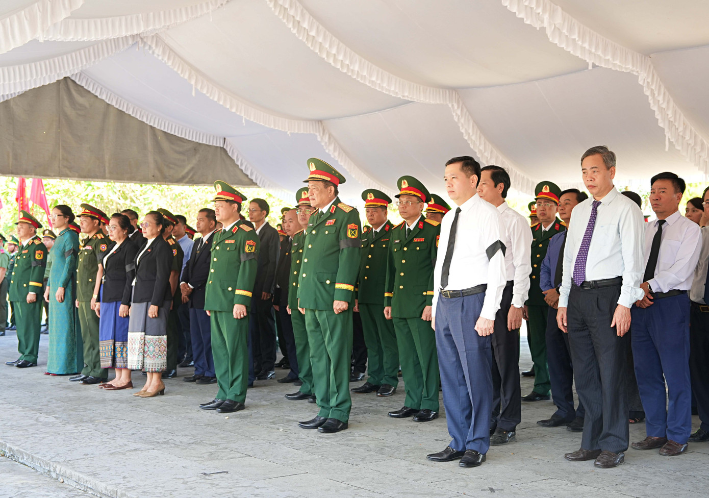 Thượng tướng Võ Minh Lương cùng lãnh đạo tỉnh Quảng Trị và tỉnh Savannakhet dự lễ viếng, truy điệu và an táng hài cốt liệt sĩ Việt Nam hy sinh tại nước bạn Lào. Ảnh: QH
