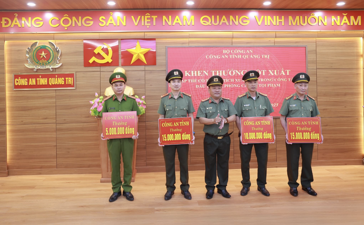 Khen thưởng đột xuất các tập thể lập thành tích xuất sắc trong đấu tranh, phòng chống tội phạm Khen thưởng đột xuất các tập thể lập thành tích xuất sắc trong đấu tranh, phòng chống tội phạm