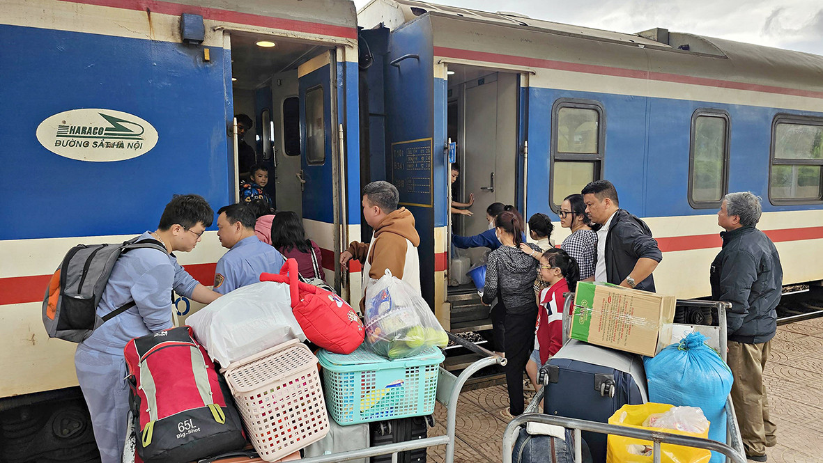Hành khách đi tàu tại ga Đông Hà (Ảnh minh họa) Hành khách đi tàu tại ga Đông Hà (Ảnh minh họa)