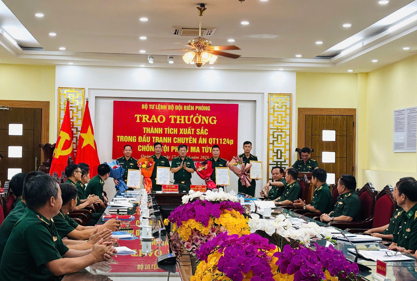 Bộ Tư lệnh Bộ đội Biên phòng trao thưởng thành tích xuất sắc trong đấu tranh chuyên án QT1124p chống tội phạm ma tuý cho Bộ đội Biên phòng tỉnh Quảng Trị. Ảnh: Đình Tiến