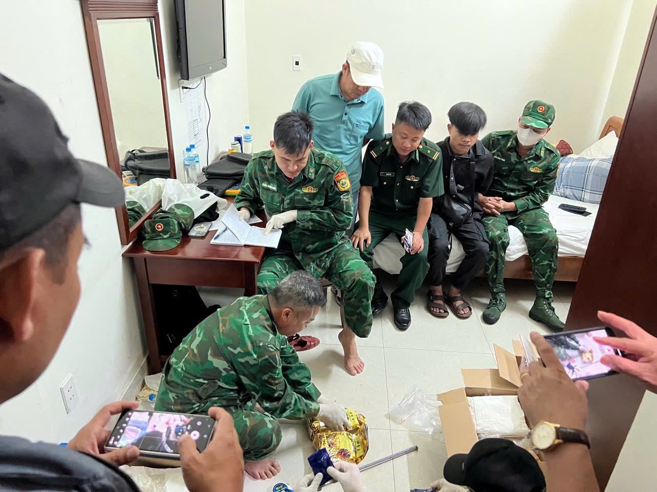 TonSakSith LatXaKham (áo đen) bị bắt giữ cùng tang vật 40.000 viên ma túy tổng hợp hiệu WY và 03kg ma túy tổng hợp dạng đá tại một khách sạn ở thị trấn biên ải Lao Bảo. Ảnh: Mạnh Hùng