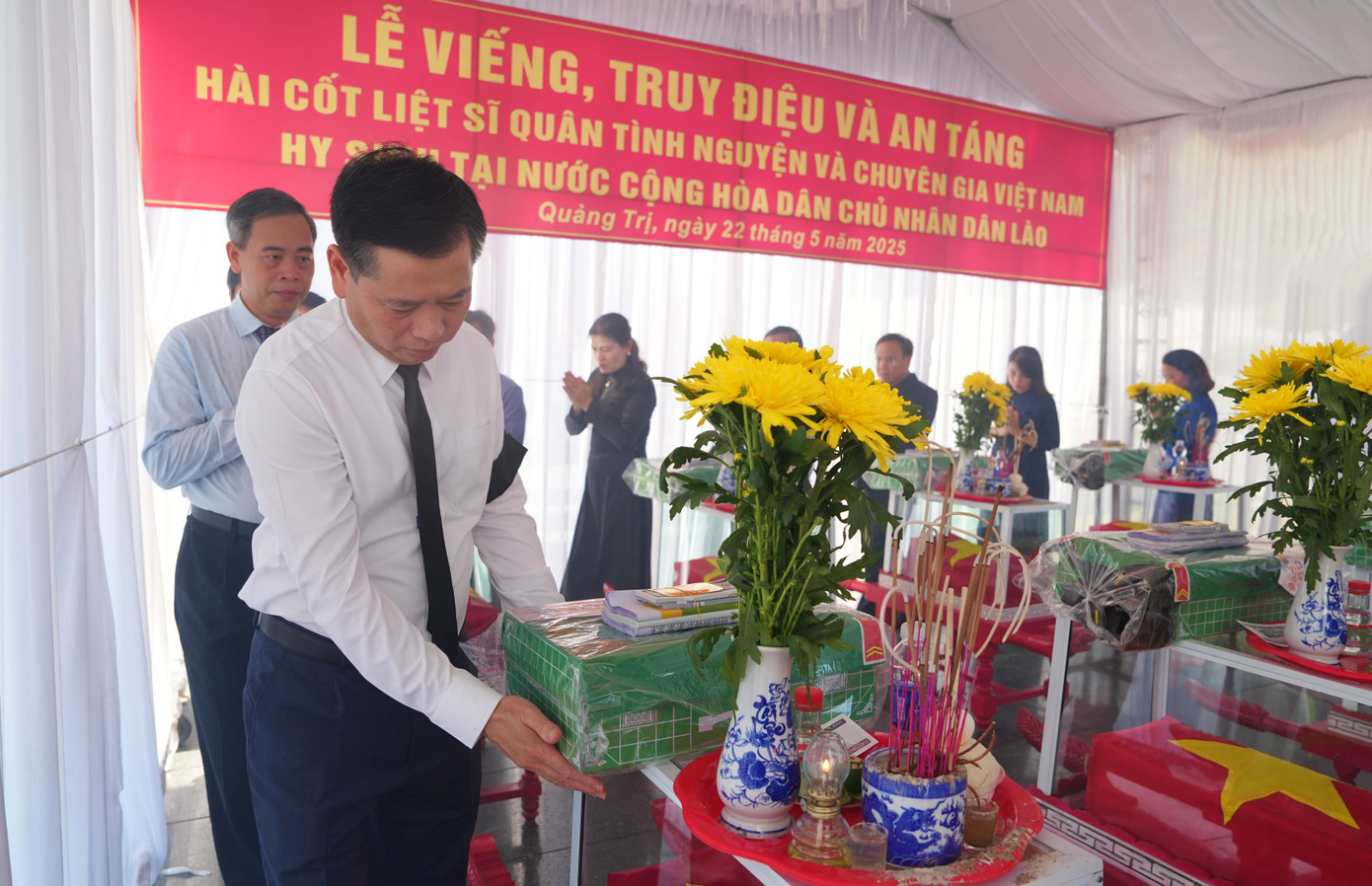 Thành kính viếng các liệt sĩ