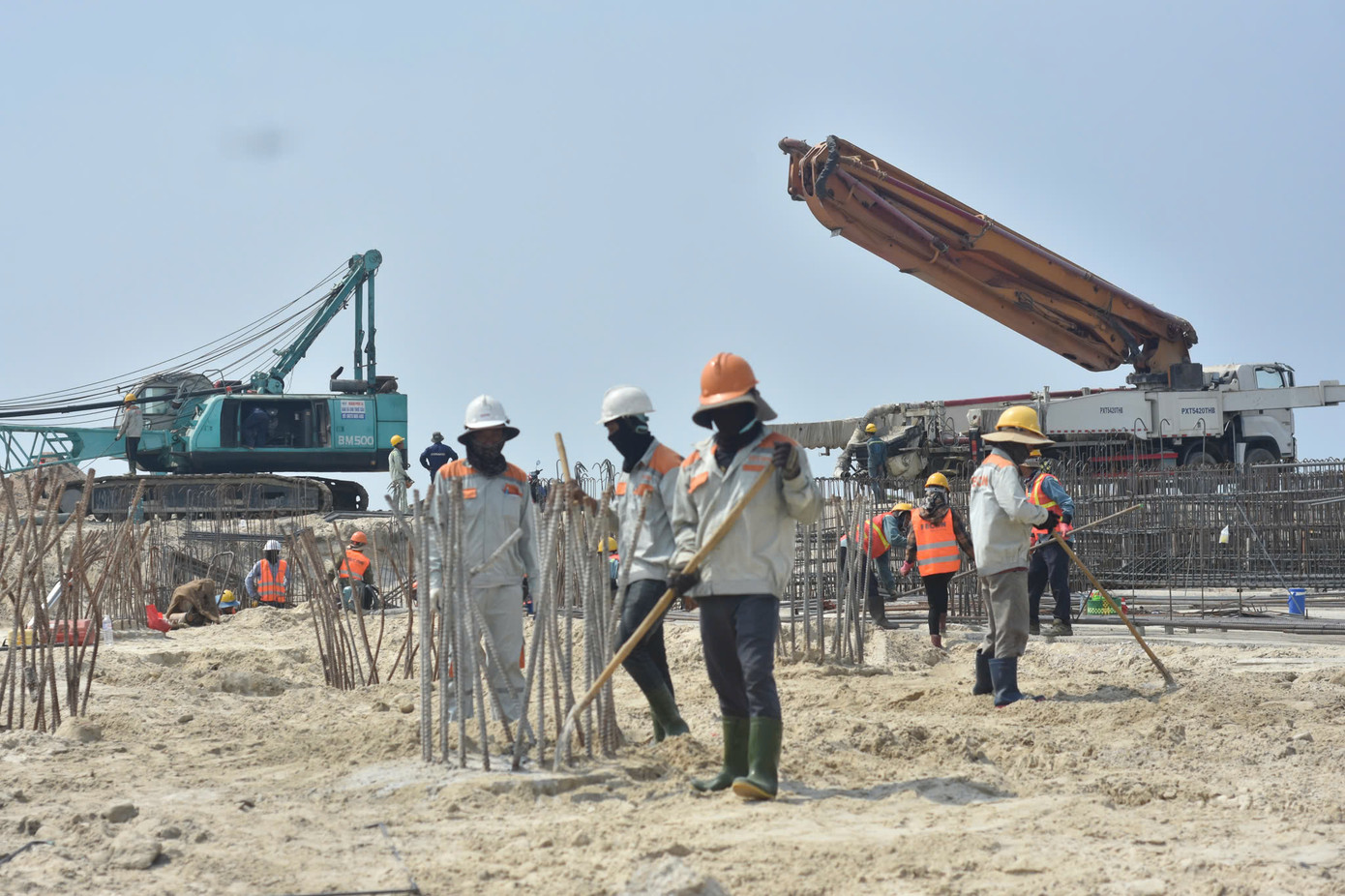 “Đến hết năm 2026, Khu bến cảng Mỹ Thủy và Cảng hàng không tỉnh Quảng Trị sẽ được đưa vào hoạt động. Lúc vào hoạt động, dự án sẽ góp phần trong việc phát triển kinh tế - xã hội của tỉnh Quảng Trị”, Phó Chủ tịch UBND tỉnh Quảng Trị Lê Đức Tiến cho hay.