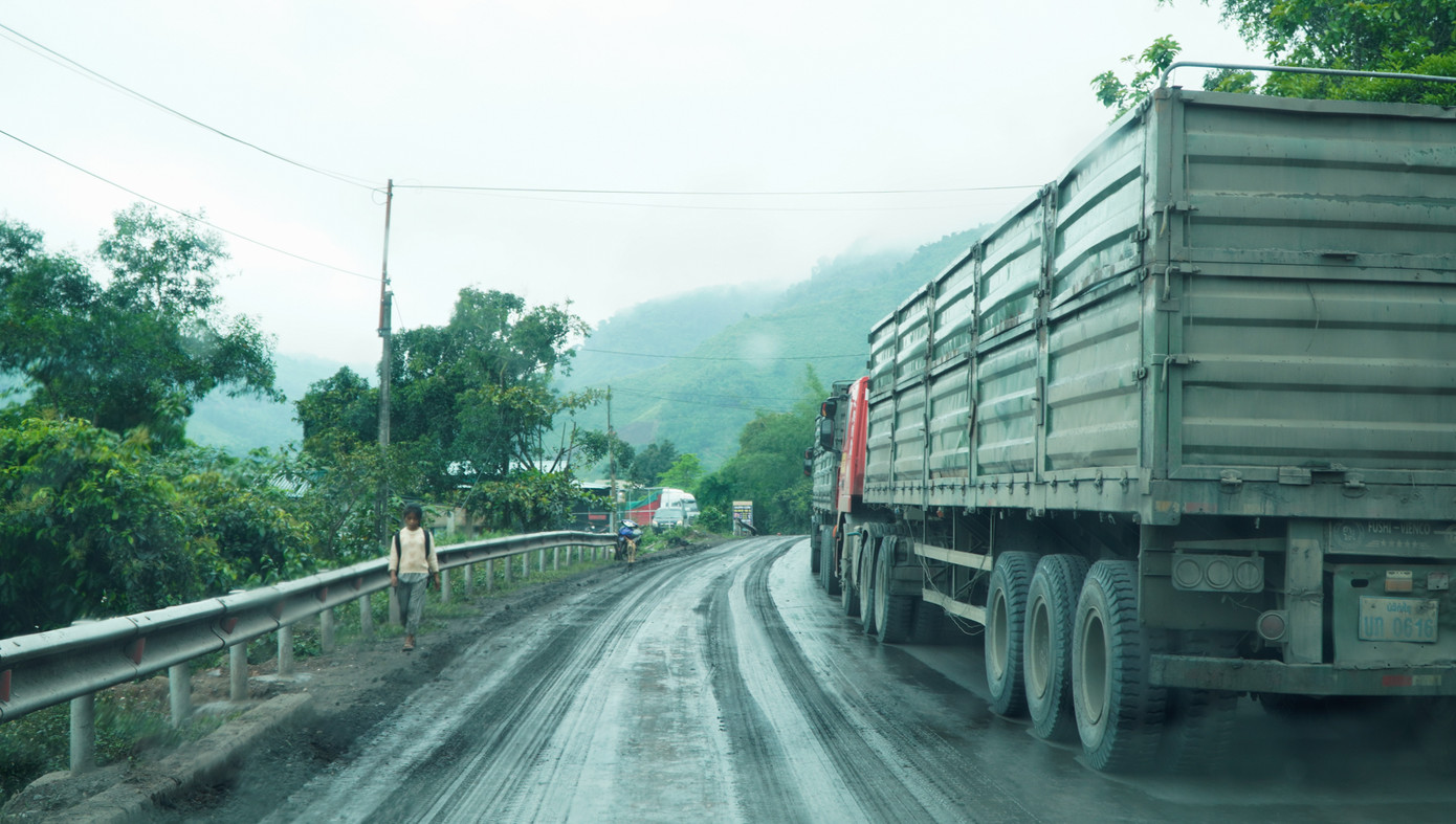 Trên QL15D, trời mưa bụi than nhão ra gây trơn trượt, người dân đi lại nguy hiểm