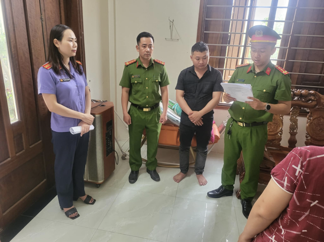 Tống đạt lệnh bắt đối tượng Đoàn Thanh Phong. Ảnh: CA