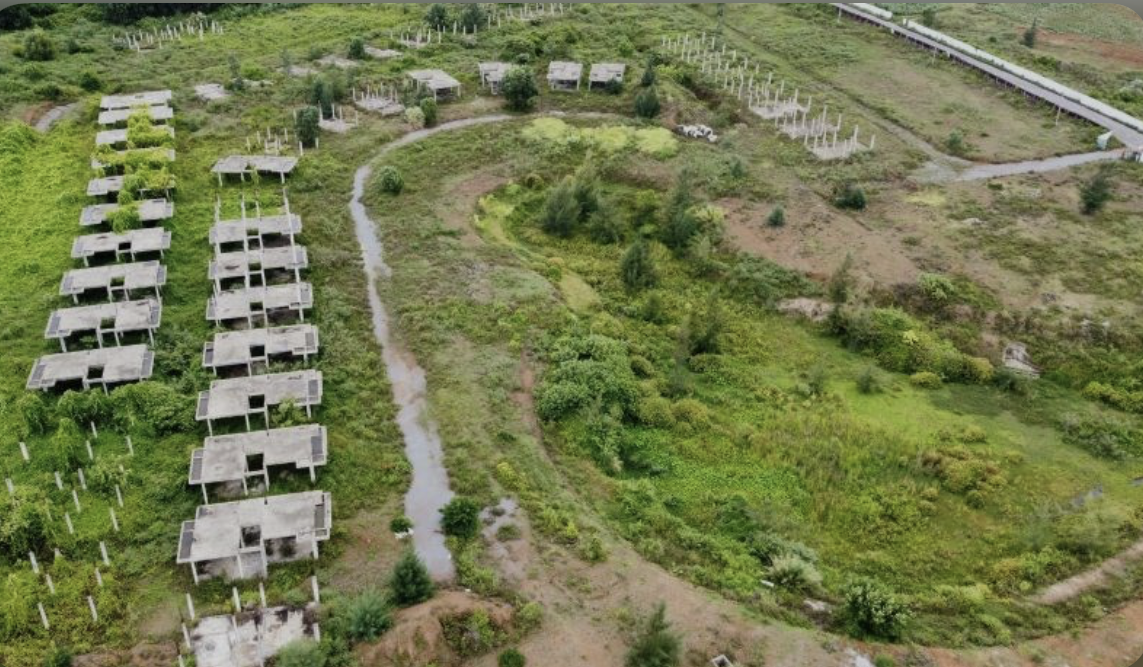 Dự án khu nghỉ dưỡng có tổng vốn đầu tư gần 500 tỉ đồng chỉ hiện diện vài hạng mục xây dang dở rồi bỏ hoang. Ảnh: Hưng Lâm