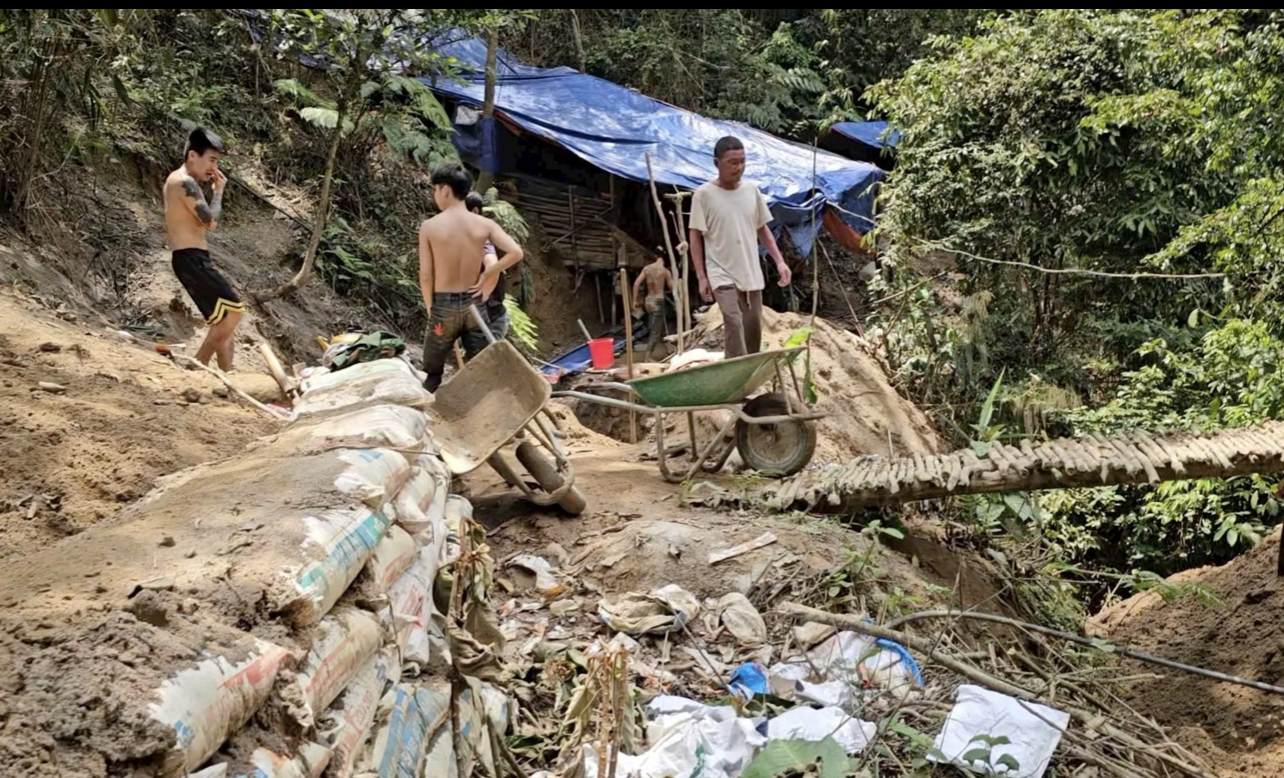 Các đối tượng khai thác vàng trái phép tại khu vực Khe Dẻ. Các đối tượng khai thác vàng trái phép tại khu vực Khe Dẻ.
