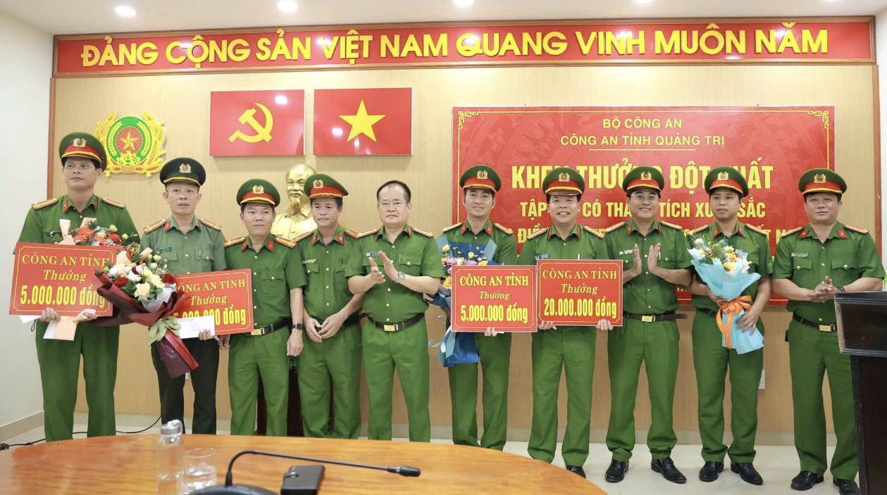 Khen thưởng đột xuất các đơn vị tham gia phá án. Ảnh: CA Khen thưởng đột xuất các đơn vị tham gia phá án. Ảnh: CA