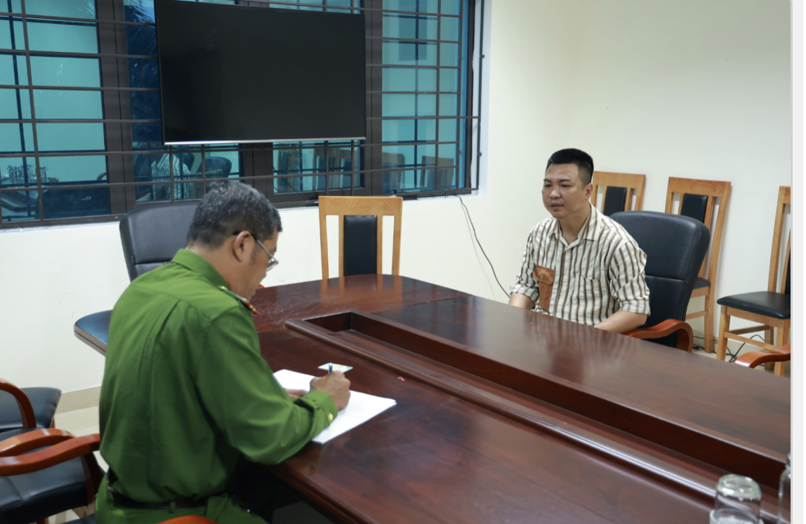 Đối tượng Ngô Đức Dũng tại cơ quan Công an. Ảnh: CA