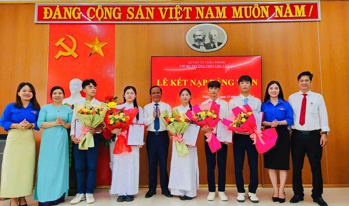 5 học sinh Trường THPT Chu Văn An (huyện Triệu Phong, tỉnh Quảng Trị) vinh dự đứng vào hàng ngũ của Đảng đúng vào dịp kỷ niệm 135 năm ngày sinh của Chủ tịch Hồ Chí Minh. Ảnh: QH 5 học sinh Trường THPT Chu Văn An (huyện Triệu Phong, tỉnh Quảng Trị) vinh dự đứng vào hàng ngũ của Đảng đúng vào dịp kỷ niệm 135 năm ngày sinh của Chủ tịch Hồ Chí Minh. Ảnh: QH