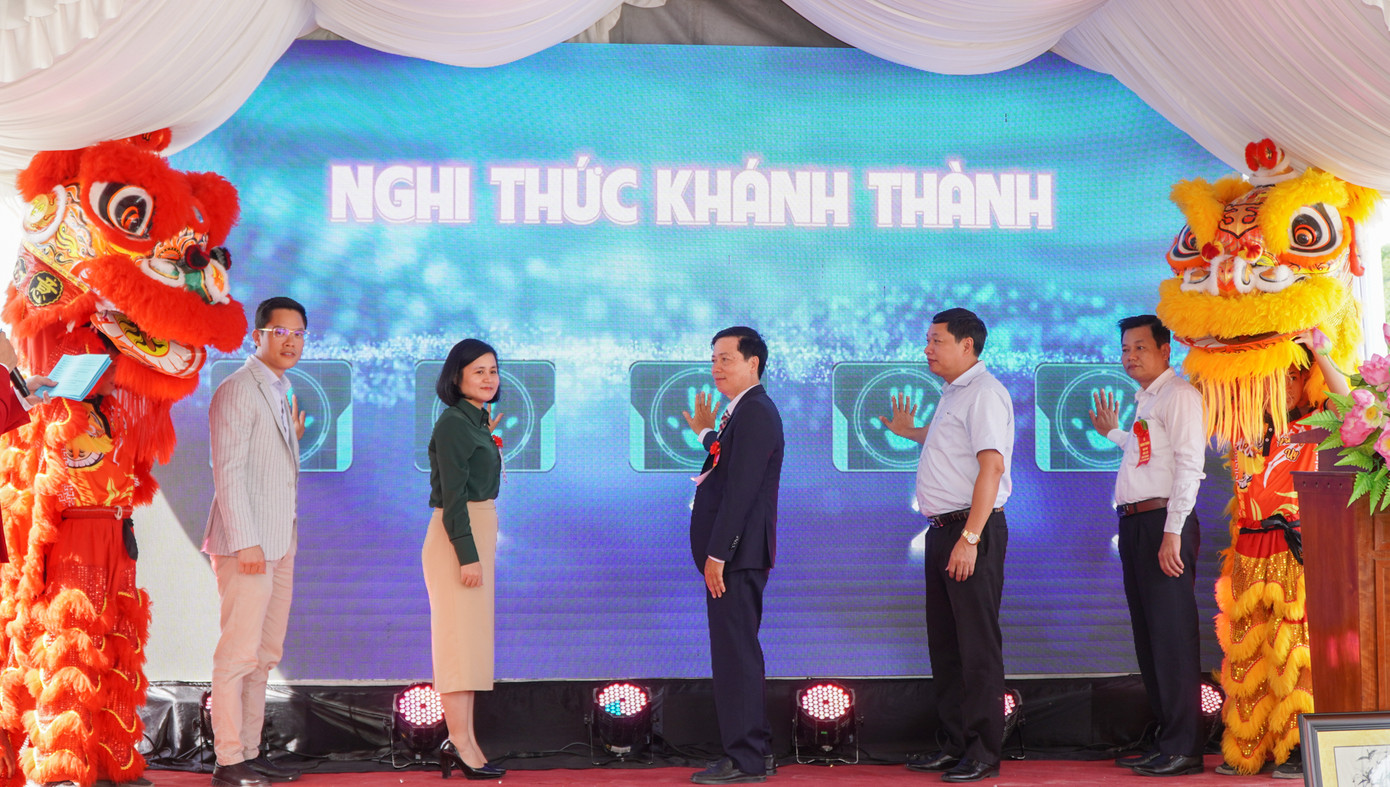 Các đại biểu thực hiện nghi thức khánh thành Nhà máy sản xuất dược liệu Gold Herbal. Ảnh: LT