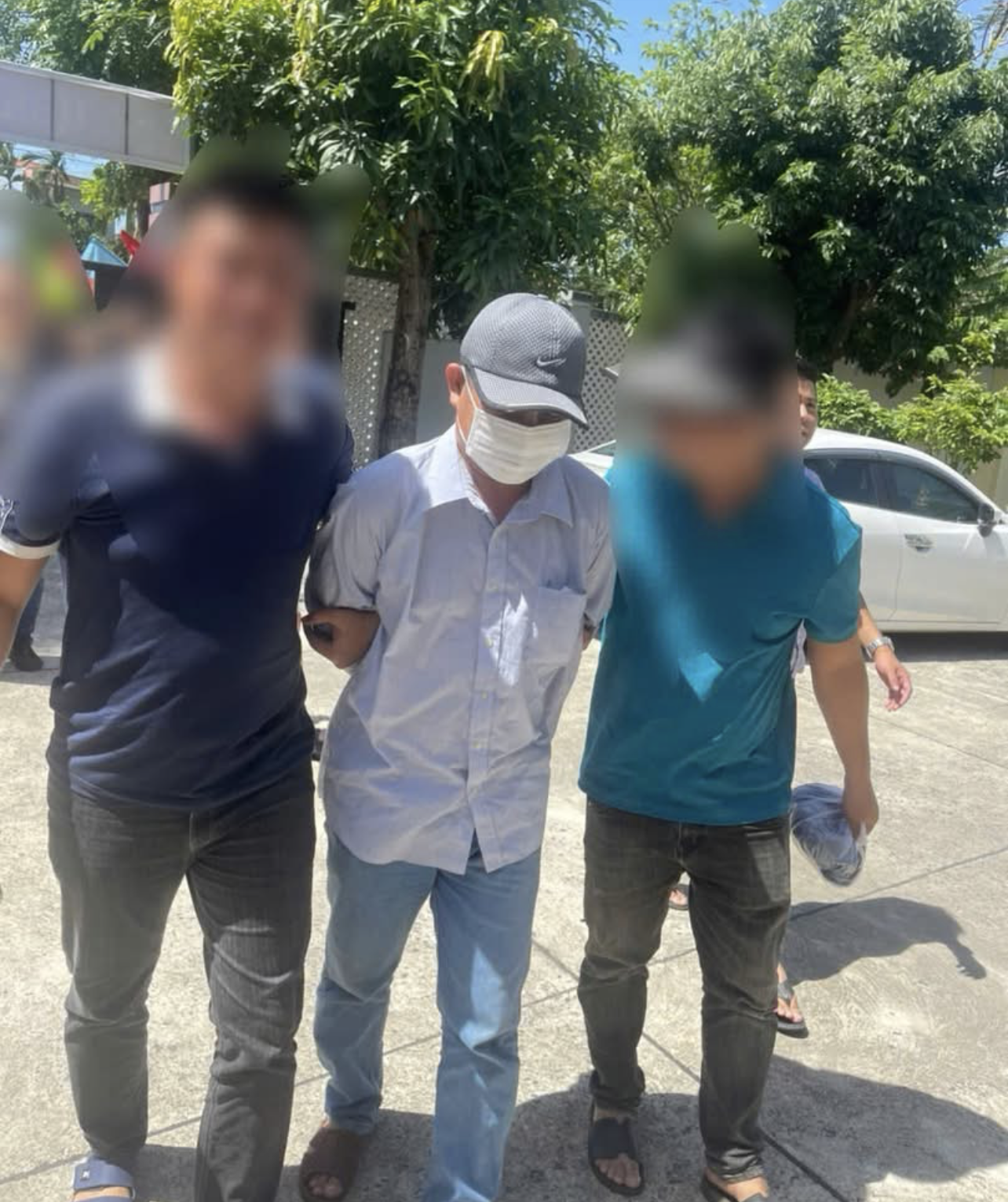 Võ Thế Hùng (giữa) được di lý về Quảng Trị để phục vụ công tác điều tra. Ảnh: CAQT