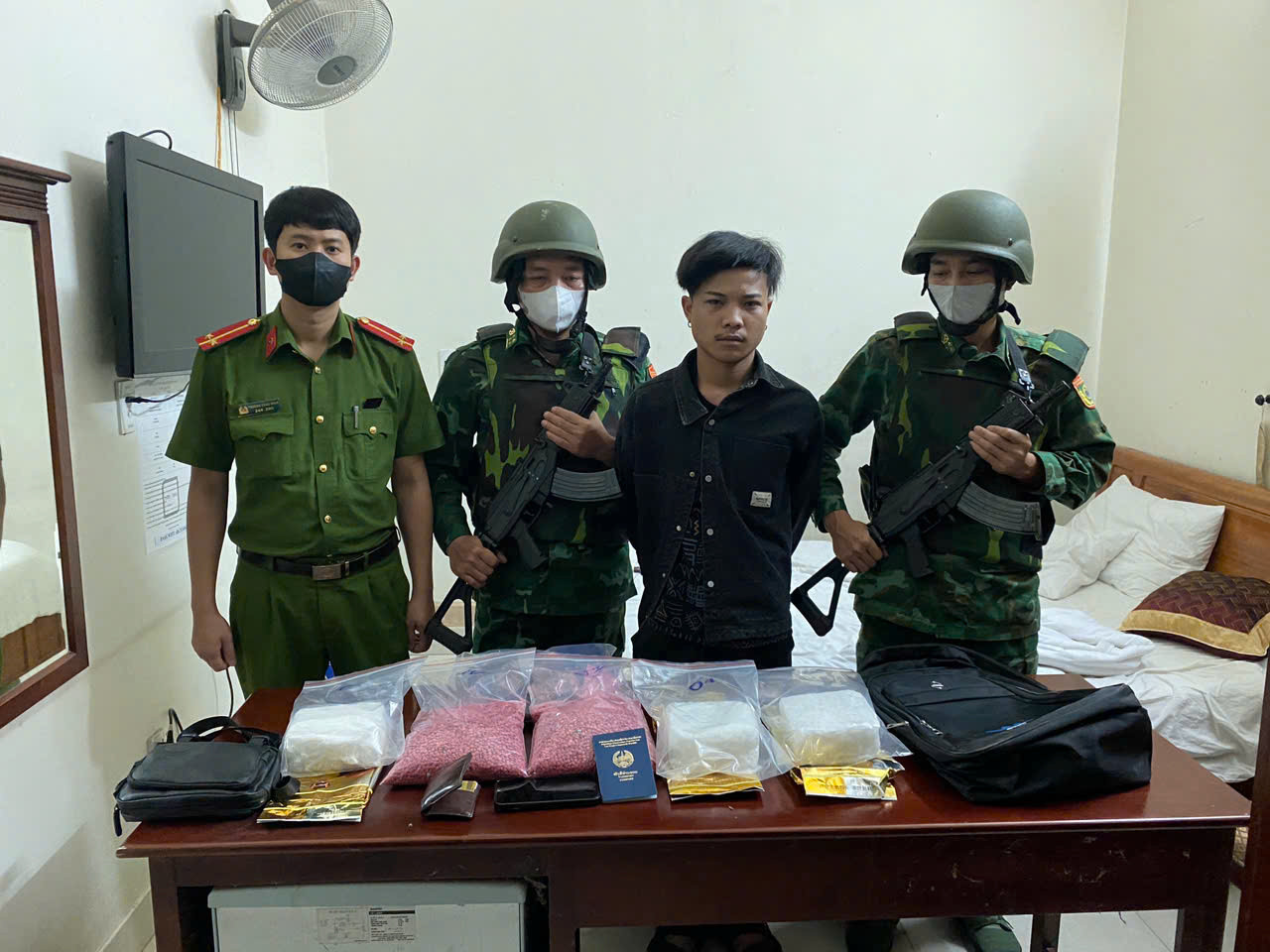 Đối tượng người Lào TonSakSith LatXaKham cùng tang vật ma túy bị lực lượng chức năng bắt quả tang tại một khách sạn ở thị trấn biên ải Lao Bảo đêm 12/5/2025.