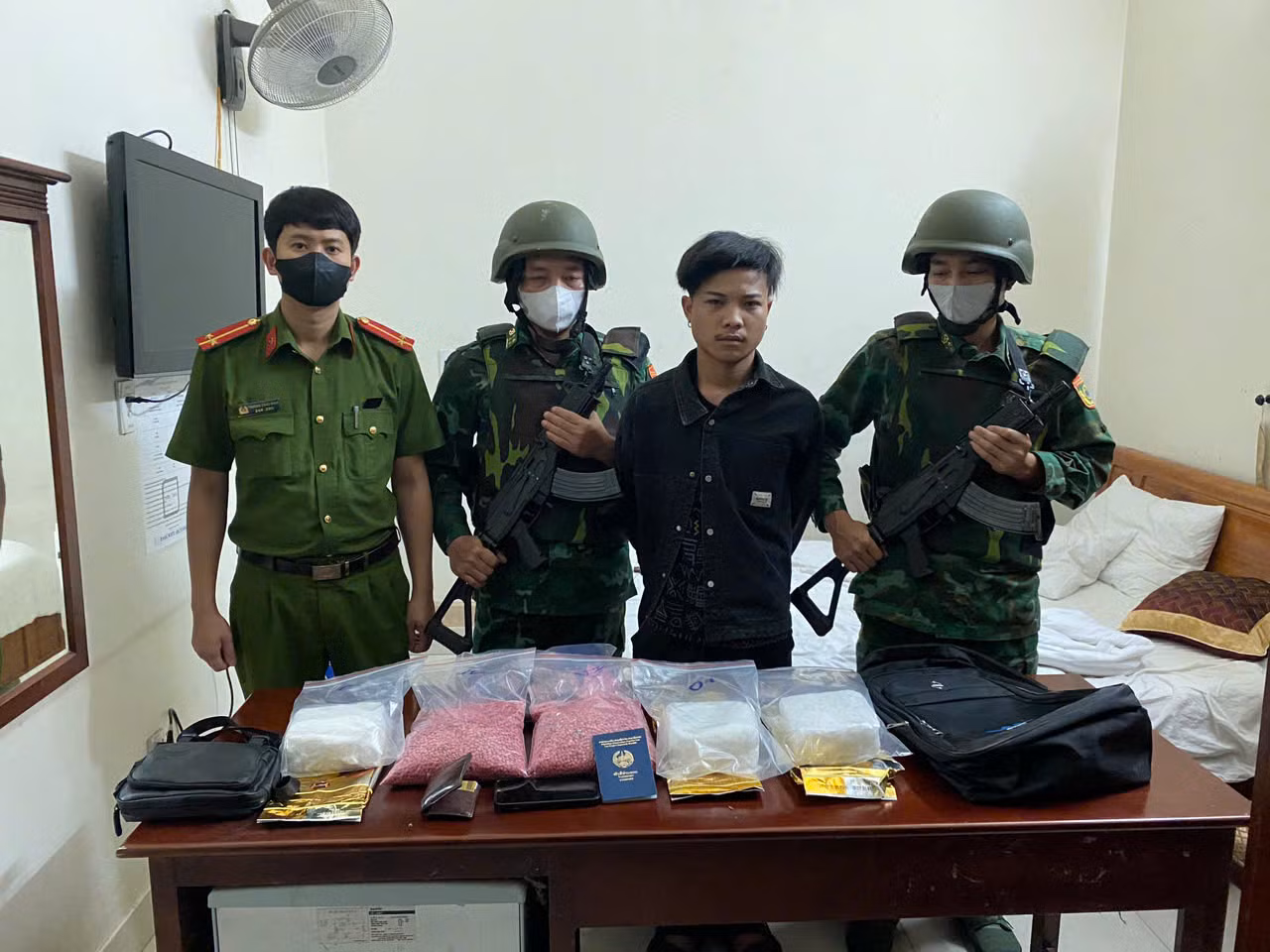 Đối tượng người Lào TonSakSith LatXaKham cùng tang vật ma túy bị lực lượng chức năng bắt quả tang tại một khách sạn ở thị trấn biên ải Lao Bảo đêm 12/5/2025.