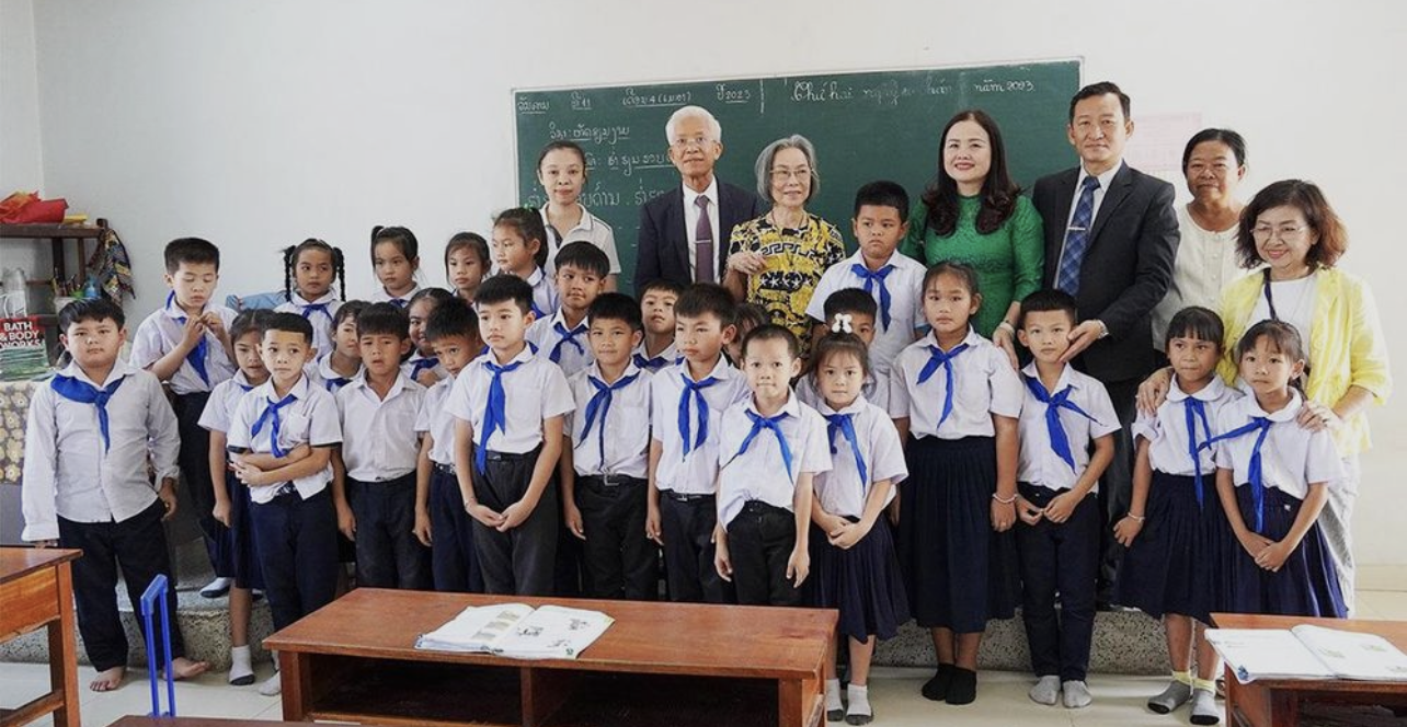 Giám đốc Sở GD-ĐT Quảng Trị Lê Thị Hương (áo dài xanh, hàng sau) trong chuyến thăm, chúc Tết Bunpimay các thầy cô giáo và học sinh Trường Trung học phổ thông hữu nghị Lào - Việt Nam Giám đốc Sở GD-ĐT Quảng Trị Lê Thị Hương (áo dài xanh, hàng sau) trong chuyến thăm, chúc Tết Bunpimay các thầy cô giáo và học sinh Trường Trung học phổ thông hữu nghị Lào - Việt Nam