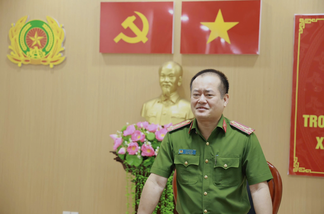 Đại tá Lê Phi Hùng-Phó Giám đốc, Thủ trưởng Cơ quan Cảnh sát điều tra Công an tỉnh Quảng Trị phát biểu tại lễ khen thưởng. Đại tá Lê Phi Hùng-Phó Giám đốc, Thủ trưởng Cơ quan Cảnh sát điều tra Công an tỉnh Quảng Trị phát biểu tại lễ khen thưởng.