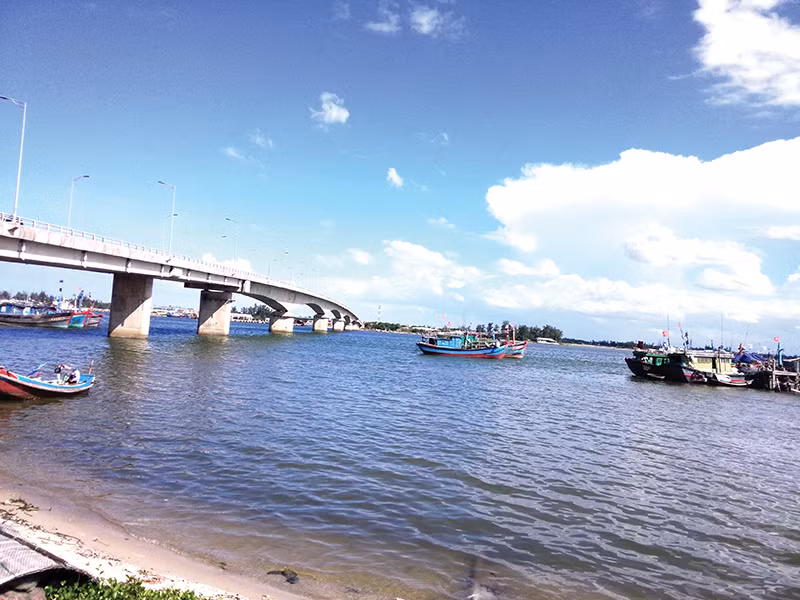 Cầu Cửa Việt, huyết mạch giao thông quan trọng tạo điểm nhấn phát triển kinh tế-xã hội ở vùng biển Quảng Trị (Ảnh minh họa)
