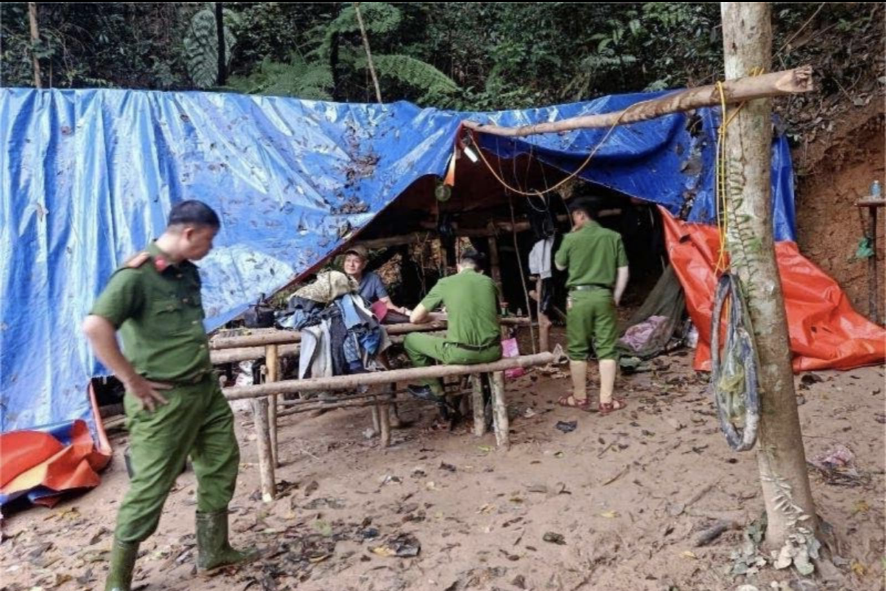 Lực lượng chức năng tiến hành đẩy đuổi, truy quét "vàng tặc" ở Khe Dẻ. Ảnh: VL Lực lượng chức năng tiến hành đẩy đuổi, truy quét "vàng tặc" ở Khe Dẻ. Ảnh: VL