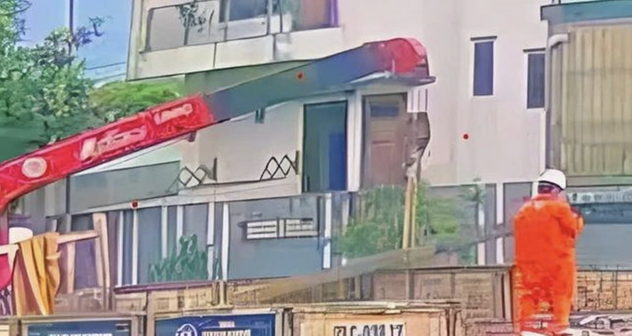 Quá trình bốc dỡ cột điện, gặp sự cố, một công nhân điện lực tử vong (Ảnh cắt từ clip)