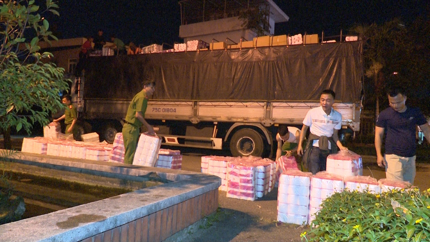 Một lô hàng lậu chở trên xe tải bị lực lượng chức năng tỉnh Quảng Trị bắt giữ (Ảnh minh họa) Một lô hàng lậu chở trên xe tải bị lực lượng chức năng tỉnh Quảng Trị bắt giữ (Ảnh minh họa)
