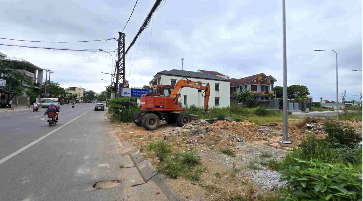 Chưa được phép đấu nối với quốc lộ 9 nên 20 mét đoạn đầu tuyến đường Nguyễn Trãi nối dài hiện là bãi đất trống với cỏ rác vây quanh. Ảnh: Hưng Lâm