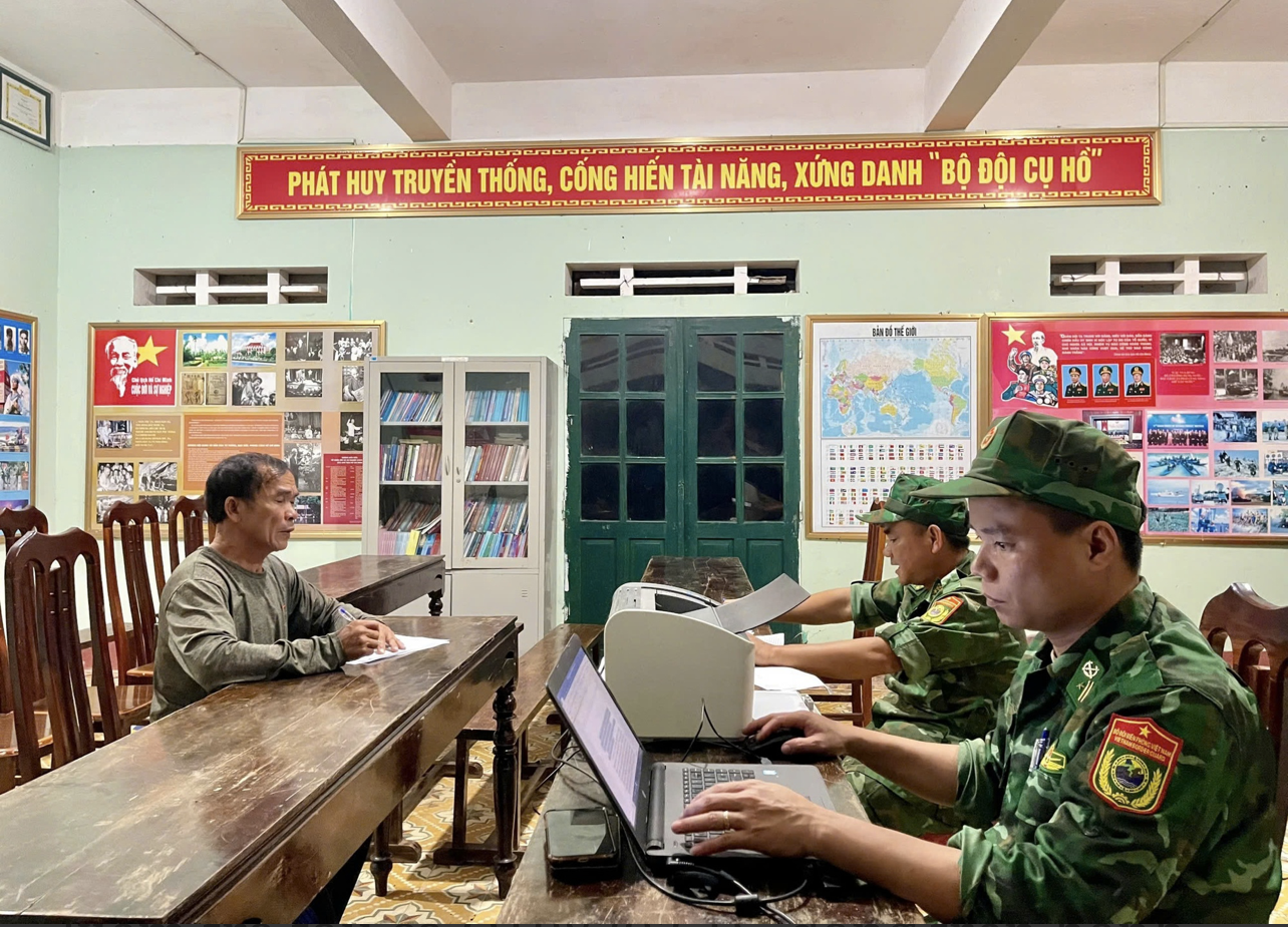 Lực lượng Đồn Biên phòng Cồn Cỏ làm việc với ông Phan Văn Dưỡng. Ảnh: BPQT Lực lượng Đồn Biên phòng Cồn Cỏ làm việc với ông Phan Văn Dưỡng. Ảnh: BPQT