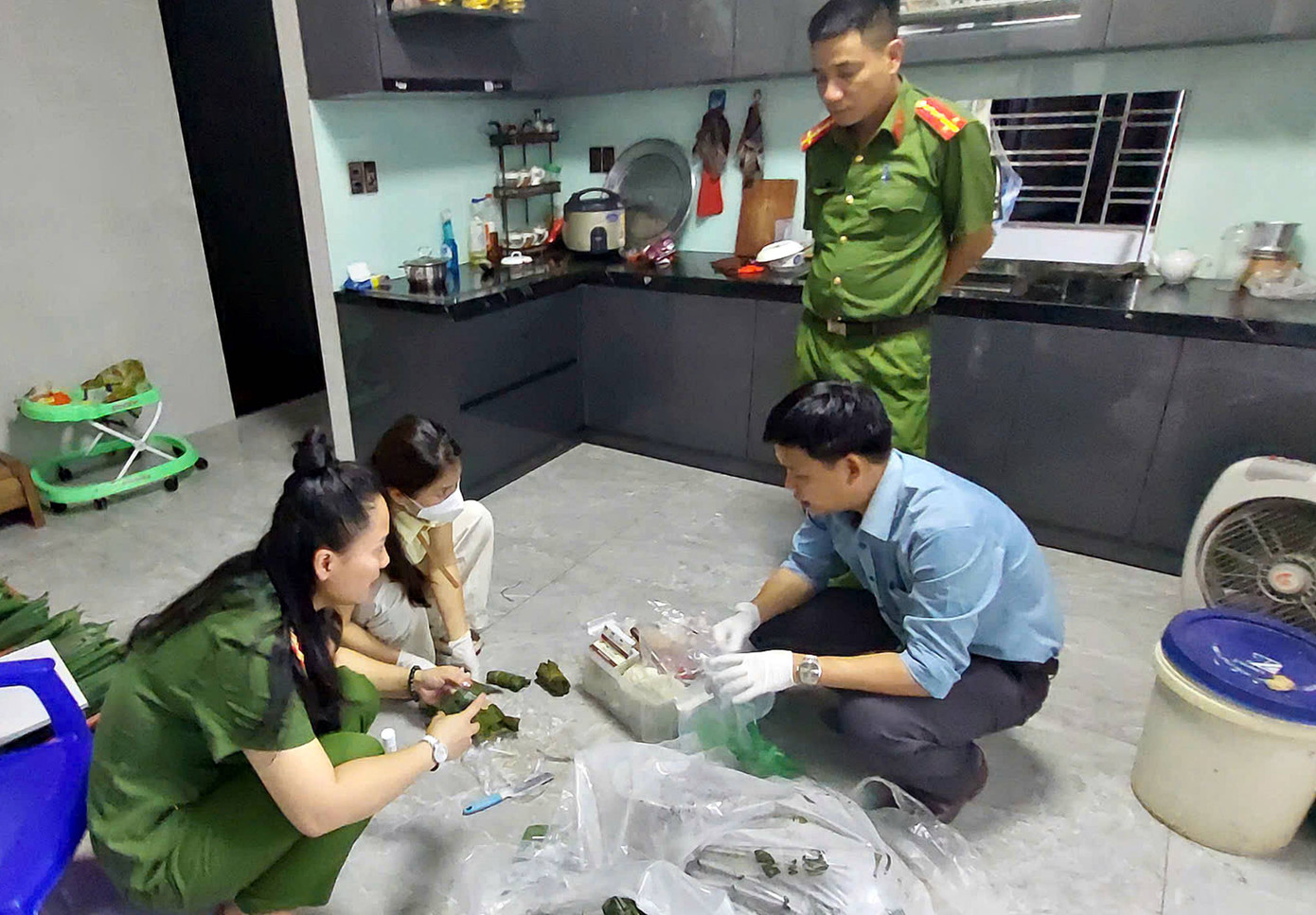 Lực lượng chức năng kiểm tra phát hiện hành vi sử dụng hàn the trong sản xuất chả. Ảnh: L.A Lực lượng chức năng kiểm tra phát hiện hành vi sử dụng hàn the trong sản xuất chả. Ảnh: L.A