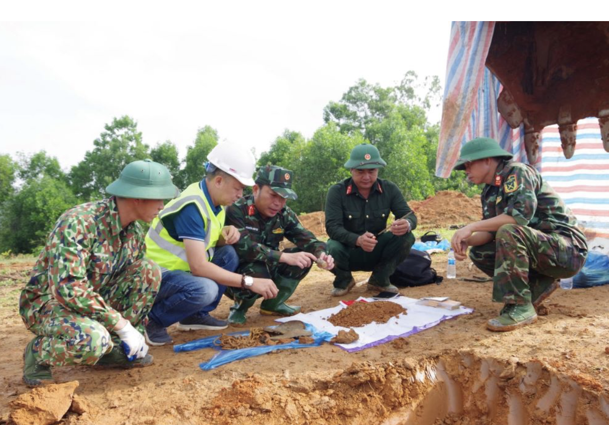 Đội Quy tập hài cốt liệt sĩ Đoàn Kinh tế - Quốc phòng 337 tìm kiếm hài cốt liệt sĩ khu vực thi công điện gió thuộc thôn Xa Re, xã Hướng Tân, huyện Hướng Hóa, tỉnh Quảng Trị. Ảnh: Võ Đông Đội Quy tập hài cốt liệt sĩ Đoàn Kinh tế - Quốc phòng 337 tìm kiếm hài cốt liệt sĩ khu vực thi công điện gió thuộc thôn Xa Re, xã Hướng Tân, huyện Hướng Hóa, tỉnh Quảng Trị. Ảnh: Võ Đông
