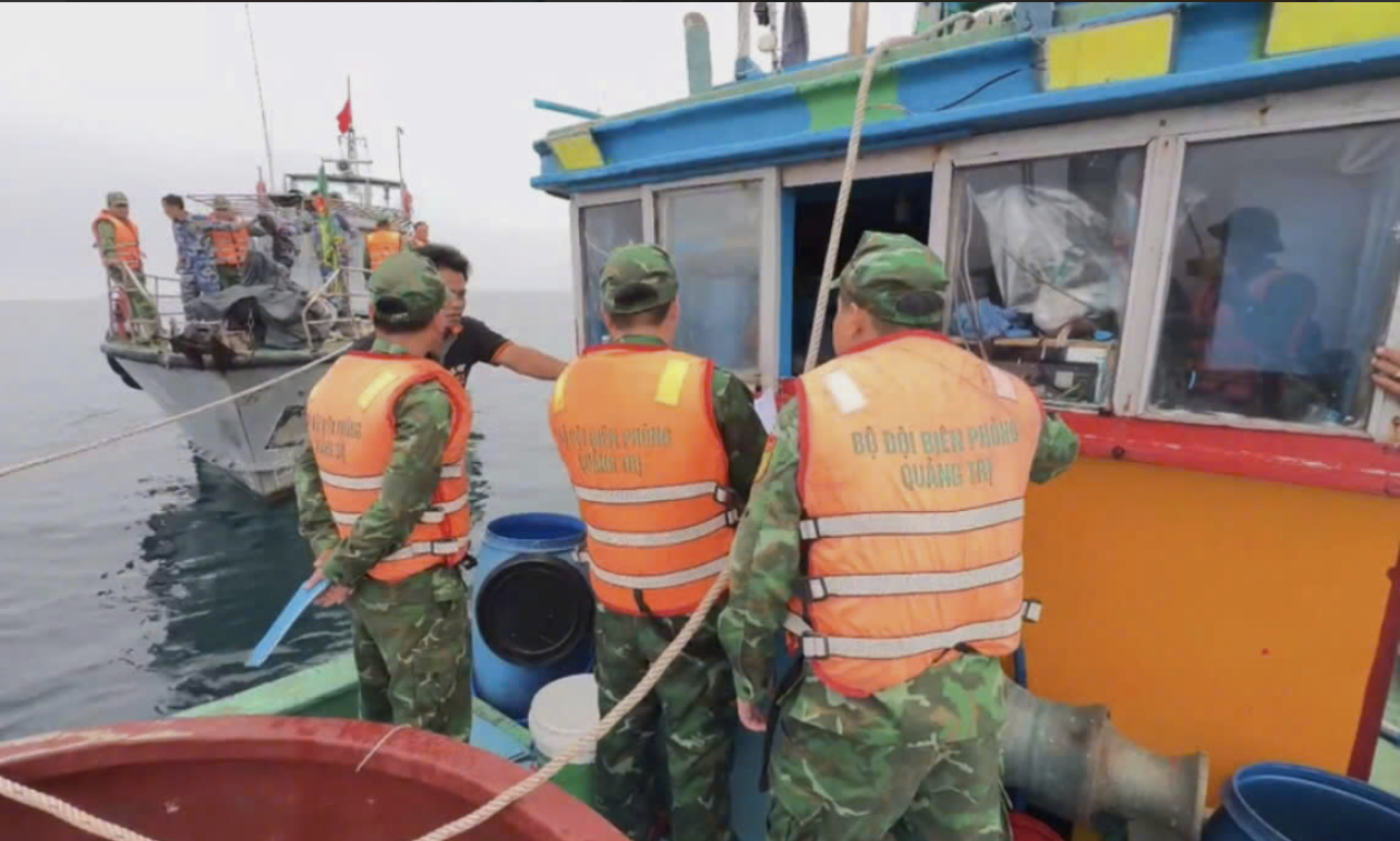Biên đội tàu tuần tra kiểm tra tàu cá vi phạm tại khu vực đảo Cồn Cỏ. Ảnh: BPQT Biên đội tàu tuần tra kiểm tra tàu cá vi phạm tại khu vực đảo Cồn Cỏ. Ảnh: BPQT