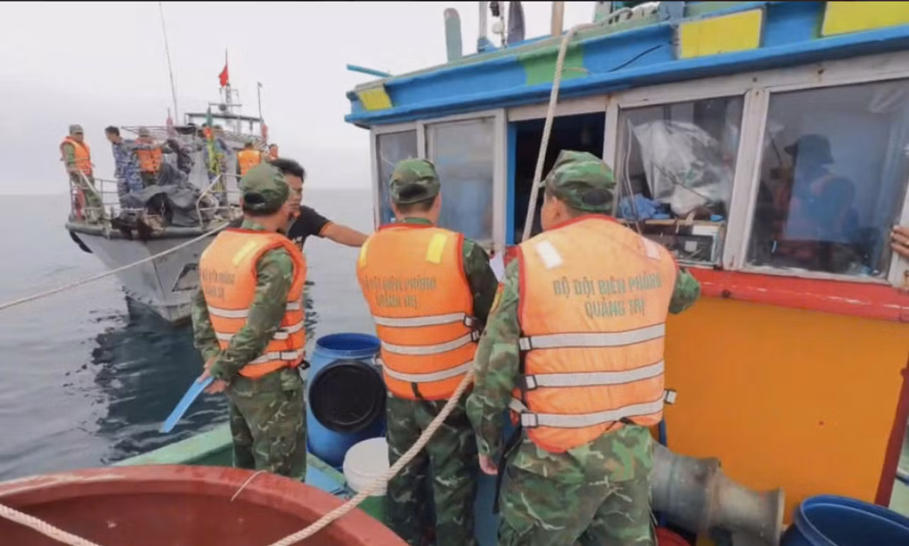 Biên đội tàu tuần tra kiểm tra tàu cá vi phạm tại khu vực đảo Cồn Cỏ. Ảnh: BPQT Biên đội tàu tuần tra kiểm tra tàu cá vi phạm tại khu vực đảo Cồn Cỏ. Ảnh: BPQT