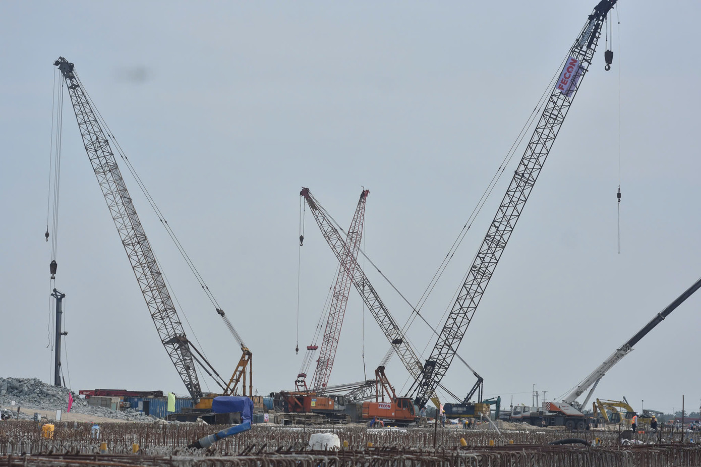 Cảng nước sâu Mỹ Thủy được thiết kế tiếp nhận tàu container, tàu hàng rời có tải trọng đến 100.000 tấn, tàu chở LNG tải trọng đến 150.000 tấn. Tổng vốn đầu tư 15.000 tỉ đồng. Dự kiến lượng hàng hóa qua cảng đạt 12 triệu tấn/năm khi hoàn thành giai đoạn 1 và 30 triệu tấn/năm khi hoàn thành toàn bộ dự án.