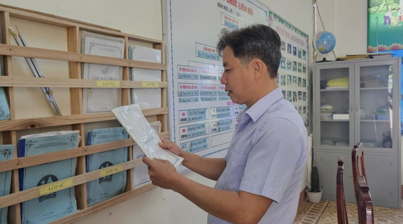 Thầy giáo Trần Văn Lân - Trường Tiểu học và THCS Cam Nghĩa (xã Cam Nghĩa, huyện Cam Lộ) bày tỏ sự phấn khởi được nhận 21 triệu đồng chế độ phụ cấp khu vực bị nợ suốt 9 năm nay.