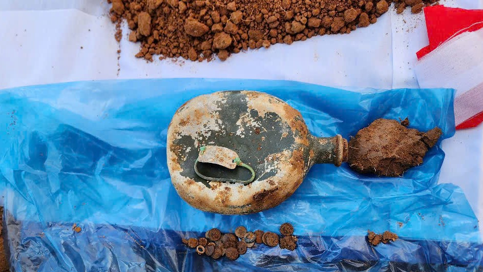 Di vật có khắc chữ “Phiết” hoặc “Phiệt” kèm ký hiệu biển nhỏ đeo tay làm bằng nhôm có dòng chữ “SH-2-526” được tìm thấy cùng hài cốt liệt sĩ . Ảnh: Võ Đông Di vật có khắc chữ “Phiết” hoặc “Phiệt” kèm ký hiệu biển nhỏ đeo tay làm bằng nhôm có dòng chữ “SH-2-526” được tìm thấy cùng hài cốt liệt sĩ . Ảnh: Võ Đông