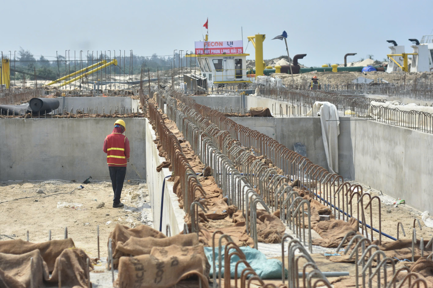 Giai đoạn 1 gồm 4 bến tiếp nhận tàu đến 100.000DWT với tổng chiều dài bến 1.300m; diện tích sử dụng đất 133,67ha. Tổng mức đầu tư là 5.900 tỉ đồng. Đến nay, dự án đã hoàn thành một số hạng mục, các đơn vị thi công đang khẩn trương triển khai dự án với mục tiêu cuối năm 2025 sẽ đưa bến số 1 vào hoạt động.