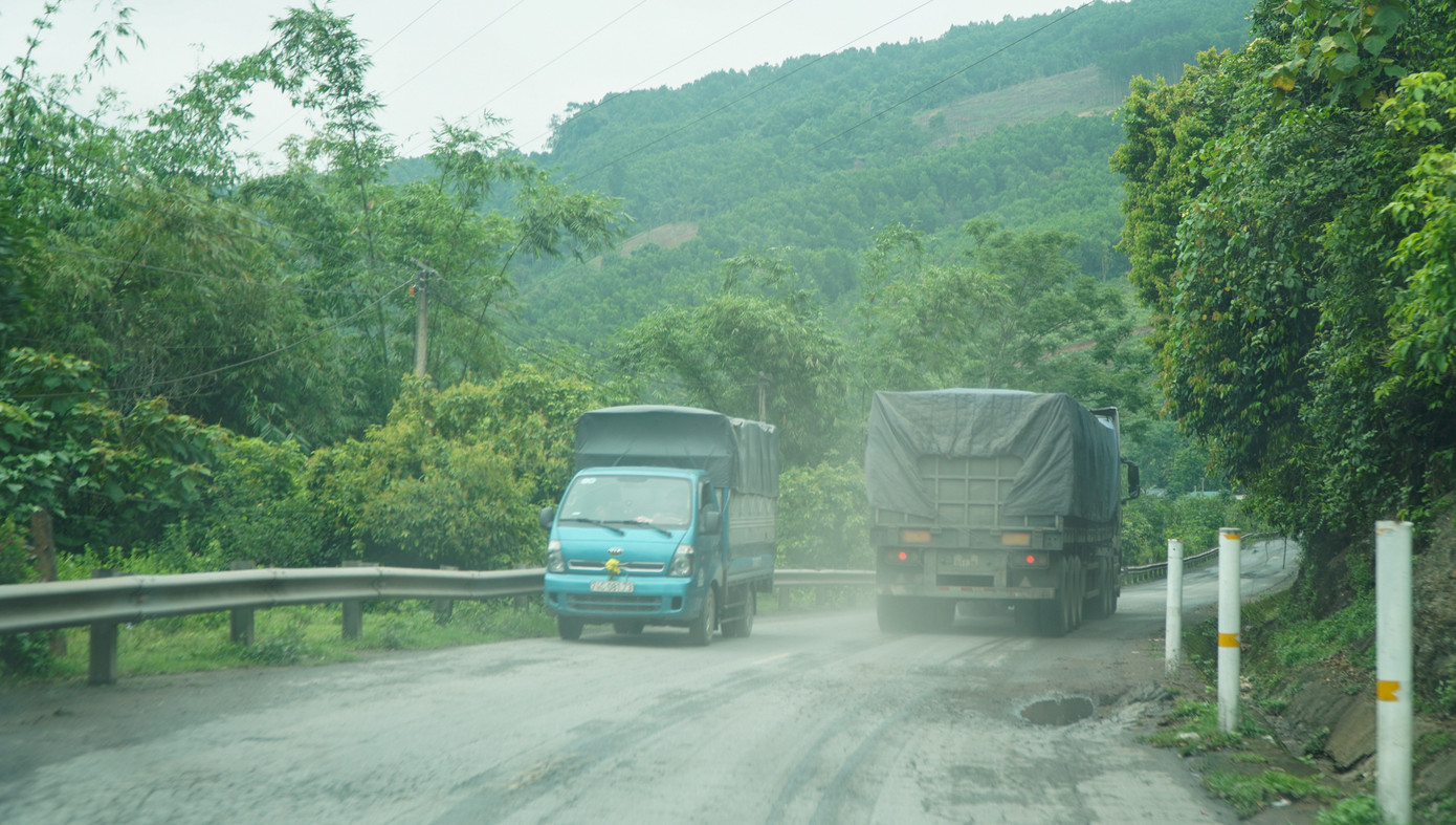 Lượng lớn xe tải nặng vận chuyển than đá từ Lào về gây ô nhiễm bụi, hư hỏng QL15D