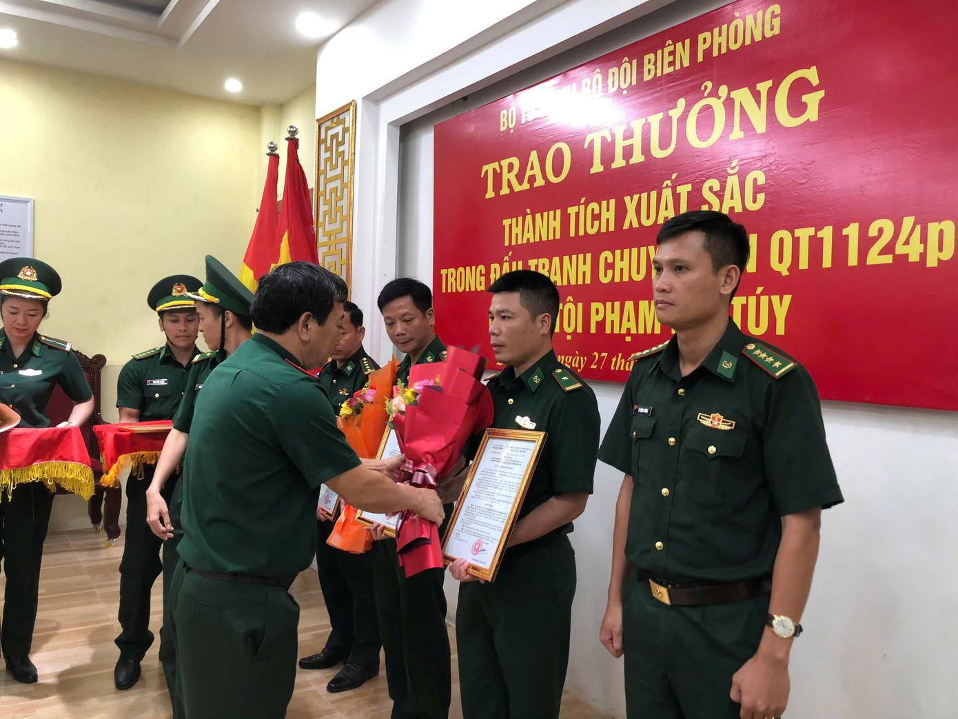 Thiếu tướng Nguyễn Văn Thiện - Phó Tư lệnh Bộ đội Biên phòng trao thưởng các đơn vị biên phòng lập chiến công xuất sắc trong đấu tranh thành công Chuyên án QT1124p