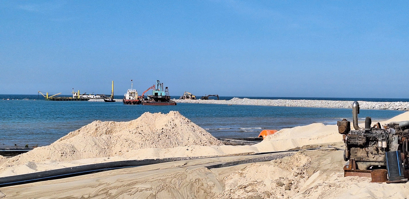 Dự án cơ bản hoàn thành 320 m đê chắn sóng. Ảnh: Lê Minh.