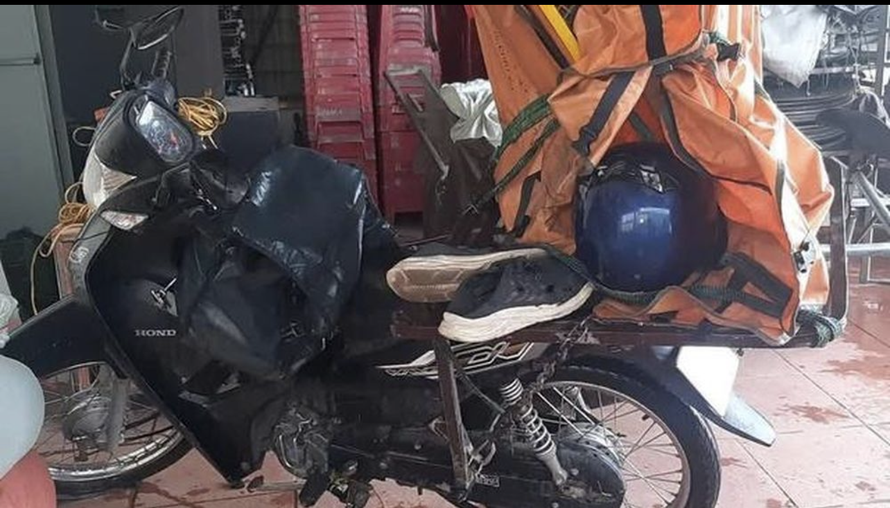 Chiếc xe máy cùng một số vật dụng của anh P.A.T. (Ảnh: MXH) Chiếc xe máy cùng một số vật dụng của anh P.A.T. (Ảnh: MXH)