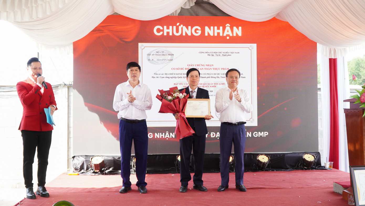 Phó Chủ tịch UBND tỉnh Quảng Trị Lê Đức Tiến trao chứng nhận đạt yêu cầu thực hành sản xuất tốt (GMP) cho Công ty Cổ phần dược liệu Gold Herbal