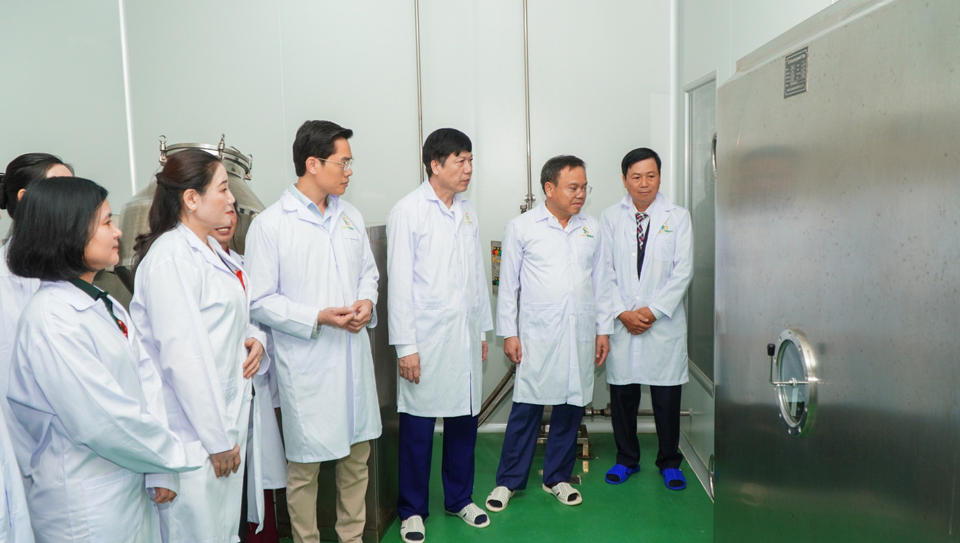 Phó Chủ tịch UBND tỉnh Quảng Trị Lê Đức Tiến (thứ 2, phải sang) và các đại biểu tham quan Nhà máy sản xuất dược liệu Gold Herbal. Ảnh: LT