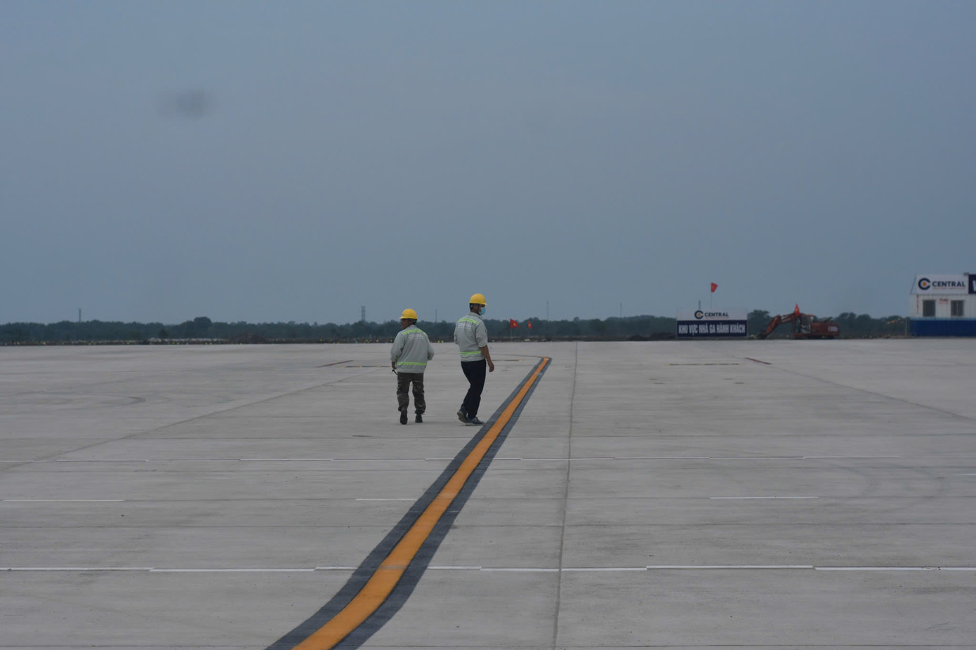 Về tiến độ xây dựng cảng hàng không, đơn vị thi công đã hoàn thành hạng mục sân đỗ máy bay (32.917m²), các tuyến đường công vụ, nhà điều hành, trạm bê tông xi măng, khu phụ trợ, hệ thống thoát nước.