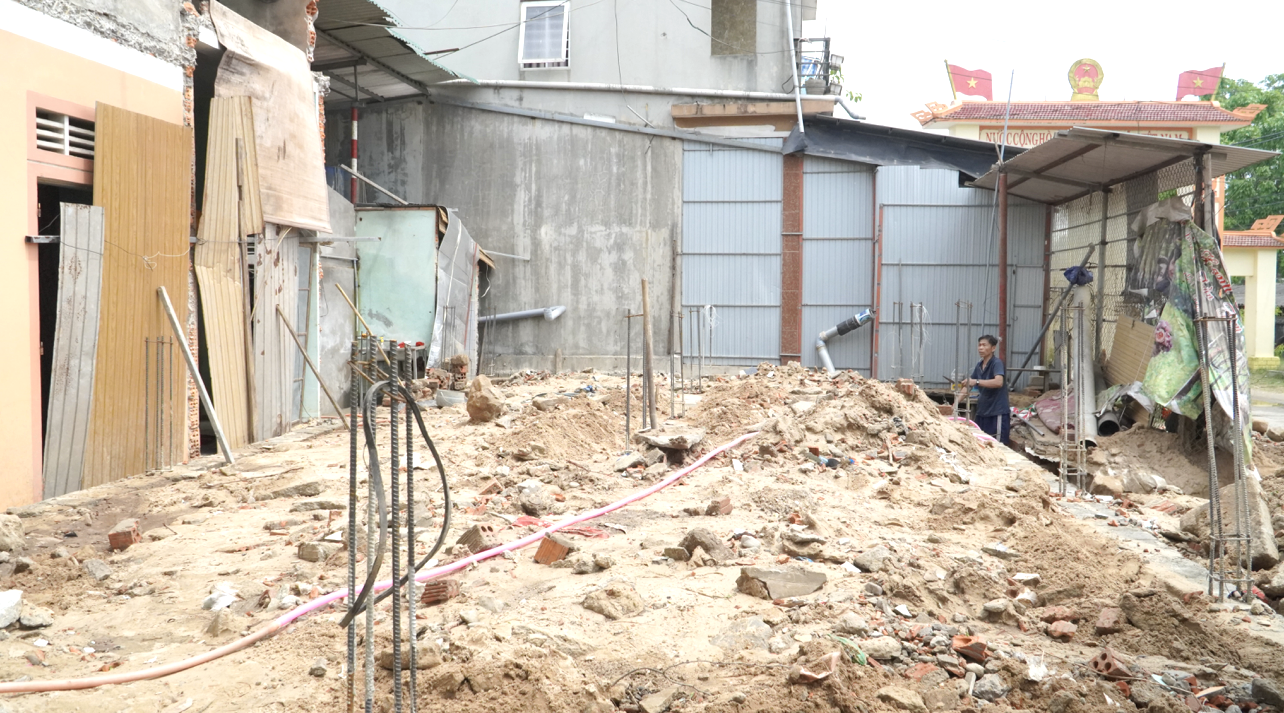 Người dân xã Hải An trong vùng quy hoạch xây dựng Dự án cảng biển nước sâu Mỹ Thủy xây nhà không phép đang đứng trước nguy cơ mất trắng tài sản. Ảnh: VL