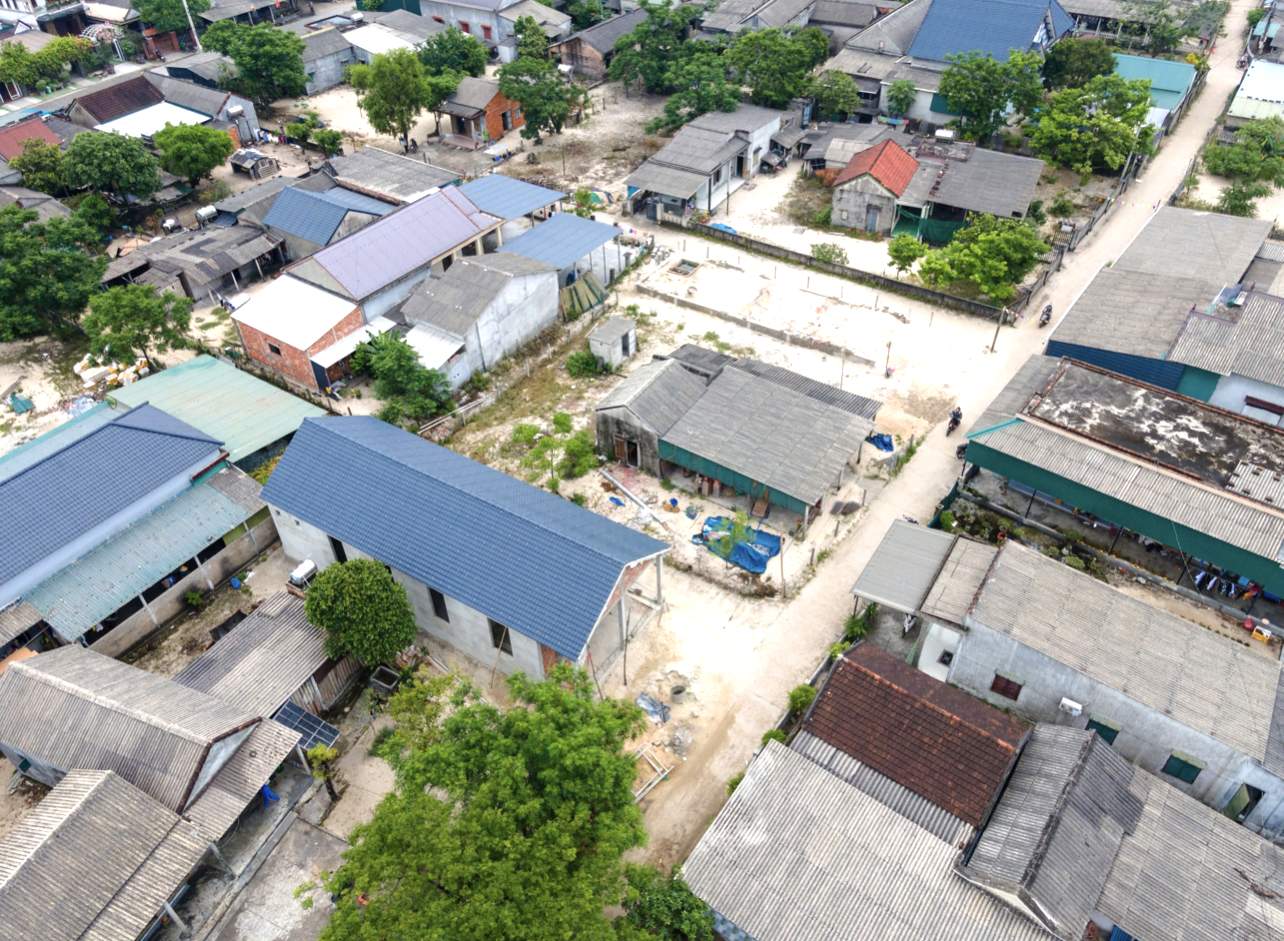 Rất nhiều nhà dân trong vùng quy hoạch Dự án cảng biển Mỹ Thủy đang trong quá trình xây dựng đã được lực lượng chức năng lập biên bản vi phạm. Ảnh: VL